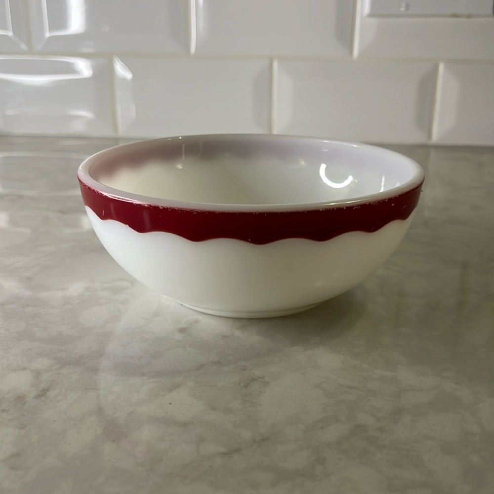 Rare Vintage Pyrex/Corning Milk Glass soup/cereal bowl with red scalloped accent